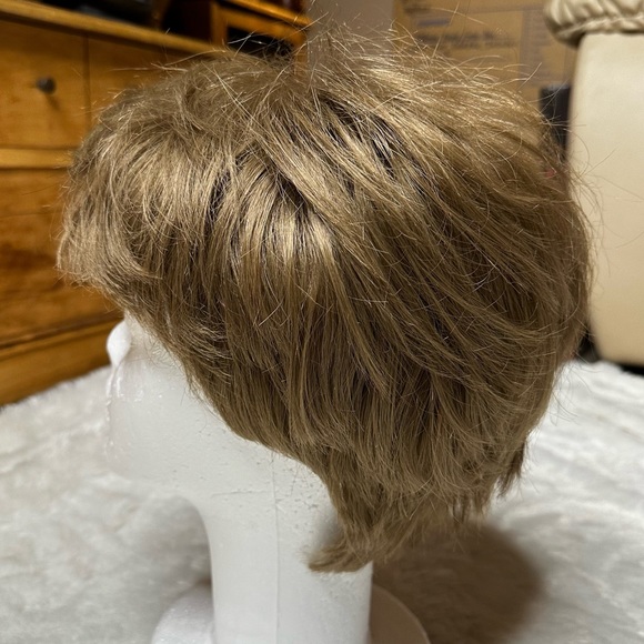 IOB Paula Young Cover Girl Whisper Lite Wig A2182 in Light Golden Brown Average - Picture 4 of 10